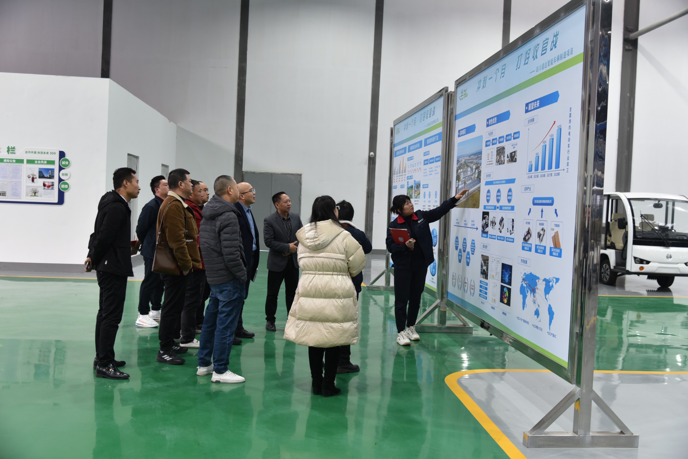 洪雅县企业家齐聚四川道达智能车辆有限公司参观交流，共同打造新能源智能车辆生态产业